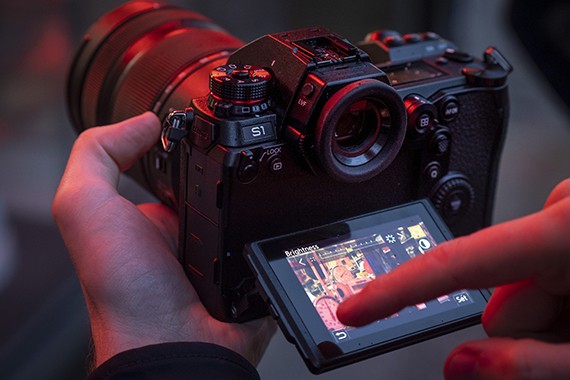 Ultra-clear viewing is possible using the immense 5.7 6m-dot OLED viewfinder, with a high 0.78x-magnification and 120 fps refresh rate, or the large 3.2” 2.1m-dot triaxial-tilting touchscreen LCD Ultra-clear viewing is possible using the immense 5.7 6m-dot OLED viewfinder, with a high 0.78x-magnification and 120 fps refresh rate, or the large 3.2” 2.1m-dot triaxial-tilting touchscreen LCD