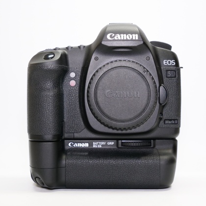 Used Canon EOS 5D Mk II Full frame DSLR with BG-E6 battery grip Used Canon EOS 5D Mk II Full frame DSLR with BG-E6 battery grip