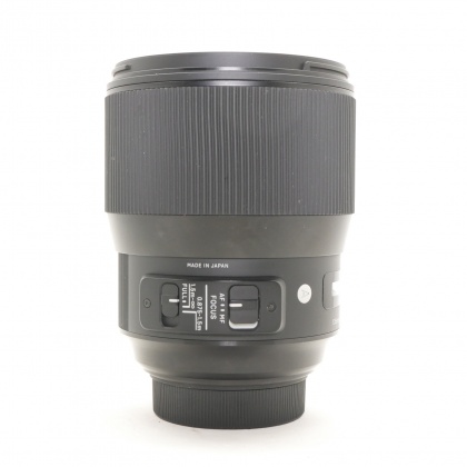 Used Sigma 135mm f1.8 DG HSM Art lens for Nikon