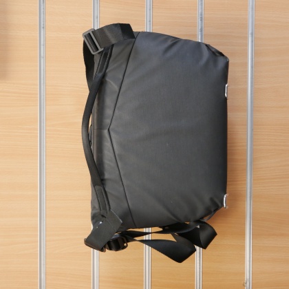 Used Peak Design Everyday Sling Bag 6L, black Used Peak Design Everyday Sling Bag 6L, black