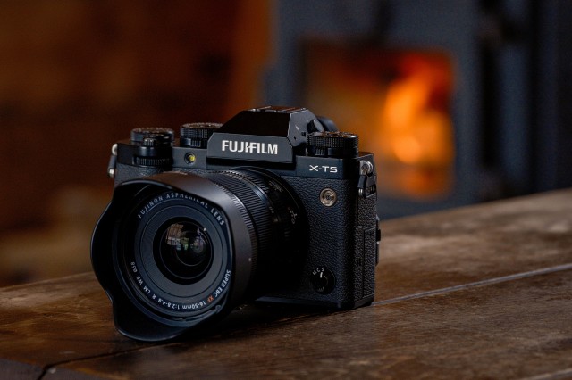 Fujifilm X-T5, Silver, XF 16-50mm lens | £1899.00 - Castle Cameras