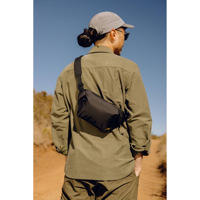 Peak Design Outdoor Sling 2L, Black | £49.90 - Castle Cameras