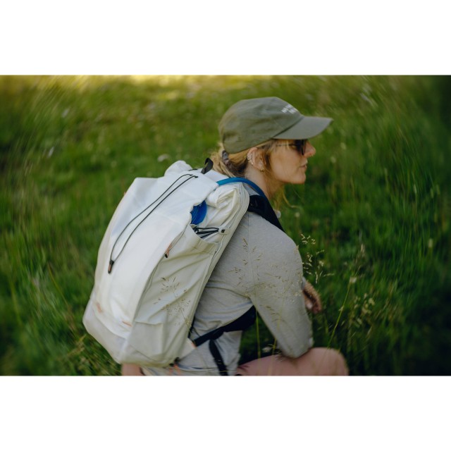 Peak Design Outdoor Backpack 25L, Cloud | £249.00 - Castle Cameras